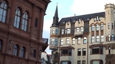 Letonya 'nın eski Riga kasabasındaki tarihi binalar. Art Nouveau mimari örneği (Mimar Nikolay Proskurnin, 1906., Ofis binası). Mimari manzaradaki retro cephe tasarımı.