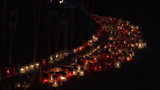 Vele Brandende Kaarsvlammen Nachts Ter Nagedachtenis Aan Degenen Die Vielen — Stockvideo
