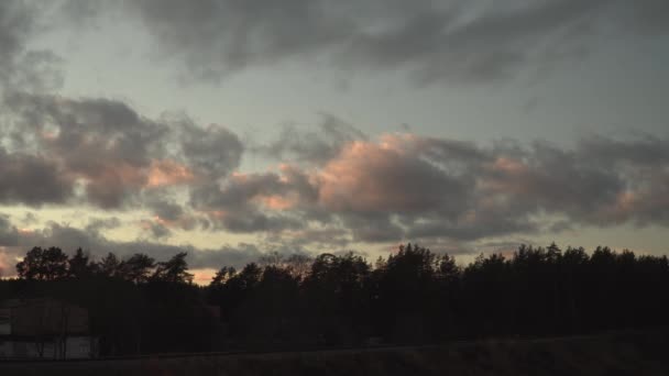 黄昏前的黄昏时分 天空一片漆黑 深夜时分 火车在郊区的环境中平静地漂浮着云彩的景象 — 图库视频影像