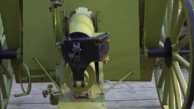 1. Dünya Savaşı silahı, yakın planda optik nişan sistemi var. Letonya 'nın Olaine bölgesindeki tarihi çatışmaların yaşandığı yerde Birinci Dünya Savaşı' na ait savaş silahları sergisi..