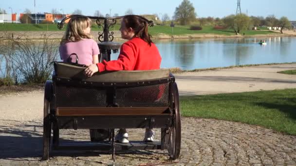Jelgava Łotwa Kwietnia 2023 Dwie Dziewczyny Prowadzą Zabawną Rozmowę Siedząc — Wideo stockowe