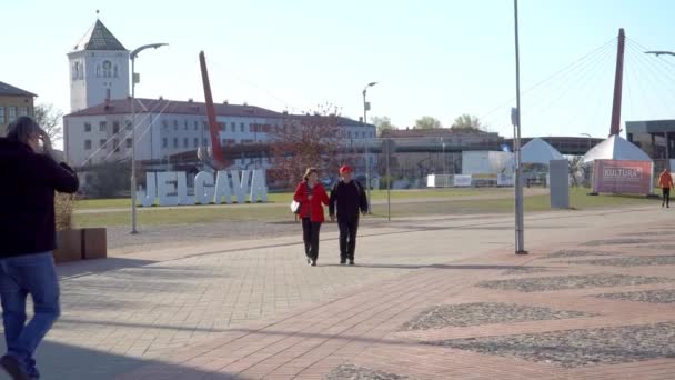 Jelgava Lotyšsko Dubna2023 Páry Které Drží Ruce Dlážděném Chodníku Pomalu — Stock video