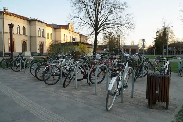 Jelgava Letonia Abril 2023 Tipo Estacionamiento Bicicletas Junto Una Estación — Foto de Stock