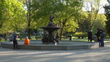 Riga, Letonya - 6 Mayıs 2023. Baharda Vermanes Garden Park 'ta mevsimler adı verilen fıskiyenin vatandaşları 1978' de yapılmış ve 1869 'da keşfedilen orijinal heykelin bronz bir kopyası..