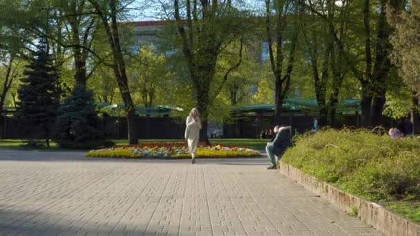 Riga Letonia Mayo 2023 Personas Parque Capital Una Mujer Vestida — Vídeos de Stock