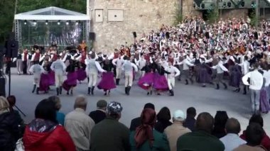 Dobele, Letonya - 27 Mayıs 2023. XXVII Ülke çapında Letonya Şarkısı ve XVII Dans Festivali öncesi konserde. Geleneksel danslar ve Letonyalı halk koroları (sesle)).