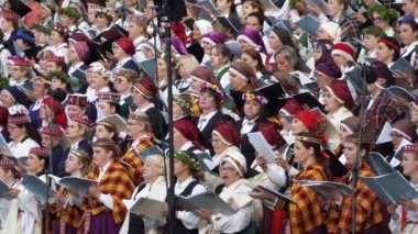 Dobele, Letonya - 27 Mayıs 2023. XXVII Ülke çapında Letonya Şarkısı ve XVII Dans Festivali öncesi konserde. Letonyalı halk korolarının geleneksel şarkıları. Şarkıcılar yakın plan.