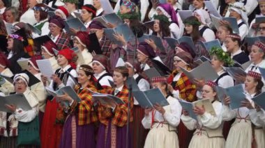 Dobele, Letonya - 27 Mayıs 2023. Koro şarkıcıları, Letonya halk korolarının geleneksel bir şarkısı olan XXXVII Nationwide Letvian Song ve XVII Dance Festival öncesi konserine yakın çekim yapıyorlar.)