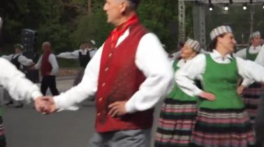 Dobele, Letonya - 27 Mayıs 2023. Çiftler halinde halk dansçıları, XXVII Ulusal Letonya Şarkısı ve XVII Dans Festivali 'nde yakın planda dans ediyorlar.).