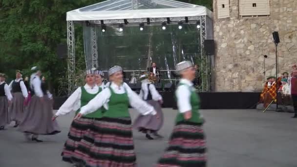 Dobele Letonia Mayo 2023 Hermosas Sonrientes Mujeres Bailan Bailes Folclóricos — Vídeos de Stock