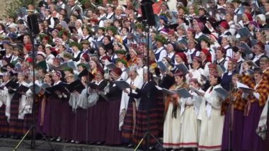 Dobele, Letonya - 27 Mayıs 2023. Halk korosu, XXVII Ulusal Letonya Şarkısı ve XVII Dans Festivali 'nde geleneksel bir halk şarkısı seslendirmektedir.).