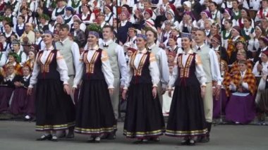 Dobele, Letonya - 27 Mayıs 2023. XXVII Ulusal Letonya Şarkısı ve XVII Dans Festivali öncesi konserinde güzel dansçılarla halk kültürü performansı. Sesli görüntüler.