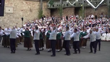 Dobele, Letonya - 27 Mayıs 2023. Geleneksel halk kültürü. XXVII Ulusal Letonya Şarkısı ve XVII Dans Festivali 'nde dans eden son sınıf grup dansçıları.).