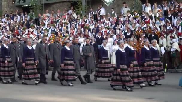 2023年5月27日 拉脱维亚多贝尔 第27届拉脱维亚全国歌舞节和第17届舞蹈节会前音乐会的传统民俗服装的节日参与者游行 — 图库视频影像