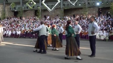 Dobele, Letonya - 27 Mayıs 2023. XXVII Ulusal Letonya Şarkısı ve XVII Dans Festivali öncesi konserinde (ses eşliğinde) üst düzey dansçıların büyük performansı).