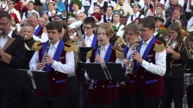 Dobele, Letonya - 27 Mayıs 2023. Geleneksel kültür bandosu trompetçileri, XXVII Ulusal Letonya Şarkısı ve XVII Dans Festivali öncesi etkinlikte (ses eşliğinde) yakın çekim performansı sergilediler.).