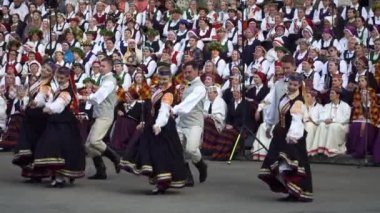 Dobele, Letonya - 27 Mayıs 2023. XXVII Ulusal Letonya Şarkısı ve XVII Dans Festivali öncesi konserinde güzel dansçılarla halk dansları performansı (sesli)).
