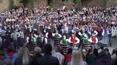 Dobele, Letonya - 27 Mayıs 2023. XXVII Ulusal Letonya Şarkısı ve XVII Dans Festivali öncesi konserinde dans eden birçok kişiyle halk dansları güzel bir geçit töreni.).
