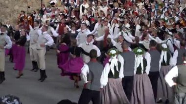 Dobele, Letonya - 27 Mayıs 2023. Halk dansçılarının enerjik dans performansına XXVII Ulusal Letonya Şarkısı ve XVII Dans Festivali öncesi konserinde koro müziği eşlik etmektedir (ses eşliğinde).)