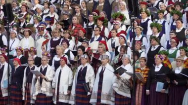 Dobele, Letonya - 27 Mayıs 2023. Letonyalı halk korolarının geleneksel şarkıları. XXVII Ülke çapında Letonya Şarkısı ve XVII Dans Festivali öncesi konserde. Şarkıcılar yakın plan çekimde.
