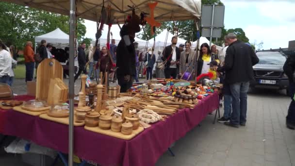町のフェスティバルの間 貿易の場で木材が立っています 人々は商品に興味を持っています 自家製商品販売 小規模ビジネスストリート販売 — ストック動画