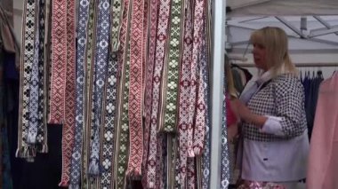 Açılır-kapanır pazarda klasik dokuma jartiyer ticareti. Yazın bir kasaba festivali sırasında kentsel çevrede küçük işletme sokak satışları.