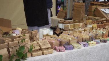 Ev yapımı sabunlar ve parfüm ürünleri piyasada satılıyor. Yazın bir kasaba festivali sırasında kentsel çevrede küçük işletme sokak satışları.