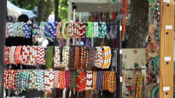 在珠宝店 人造珍珠手镯在一个特写 小商街的销售 都市环境中的贸易观 — 图库视频影像