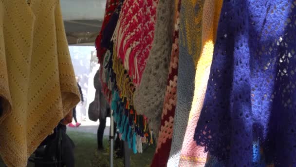 Detailní Záběr Pletených Textilních Výrobků Venkovním Obchodě Slunečného Letního Dne — Stock video