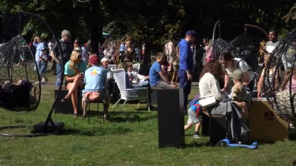 Riga Letónia Junho 2023 Pessoas Descansam Parque Lugar Paisagístico Com — Vídeo de Stock