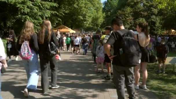 Рига Латвия Июня 2023 Года Многие Люди Парке Стоят Очереди — стоковое видео