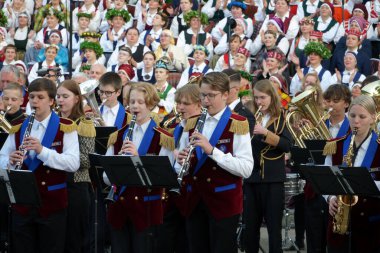 Dobele, Letonya - 27 Mayıs 2023. Bando müzisyenleri, XXVII Ulusal Letonya Şarkısı ve XVII Dans Festivali 'nde (ses öncesi) geleneksel kültür festivalinde yakın plan performans sergiliyorlar.).