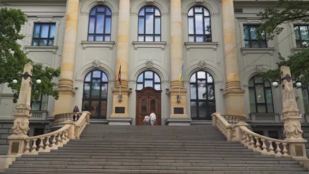 ラトビア 2023年9月2日 ラトビア国立美術館の古典的なバロック様式の建物は 彫刻要素を持つ中央のファサードです 下から上まで見える低角パノラマ — ストック動画