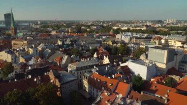 Şehir hava manzarası: kentsel çevrenin mimari manzarası, eski kentten modern altyapıya kadar değişen mimari tarzların bir karışımını sergiliyor..