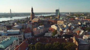Riga 'nın tarihi merkezi, havadan bakıldığında Letonya' nın başkentinin mimari güzelliğini gözler önüne seriyor. Güneşli bir günde şehrin altyapısı tüm ihtişamıyla parlar..