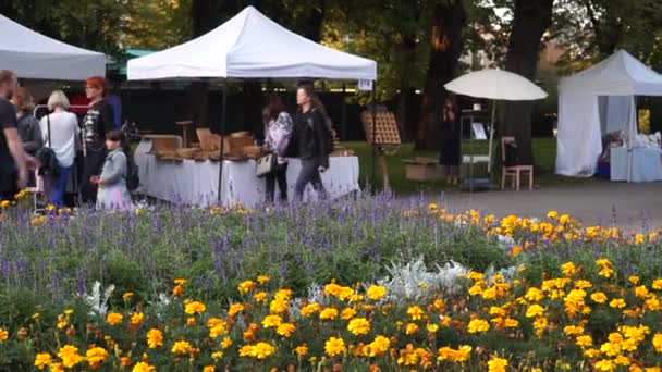 2021年9月10日 拉脱维亚里加 在城市公园的景观设计中捕捉盛开的植物的美丽 同时在模糊的背景下 伴随着街道商贩的繁华景象 — 图库视频影像