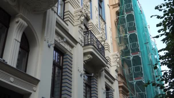 Fachada Edificio Art Nouveau Muestra Sus Elementos Decorativos Típicos Cerca — Vídeo de stock