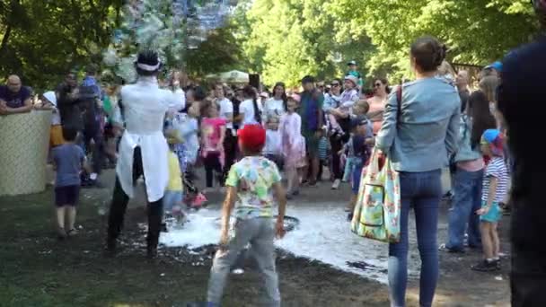 Riga Latvia June 2023 Soap Bubble Show Performance Entertains Kids — Stock Video