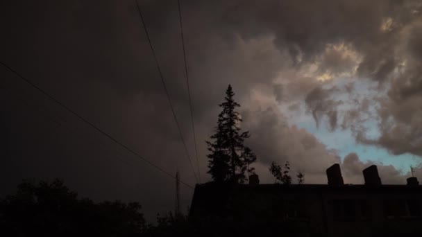폭풍이 다가오면서 하늘의 어두운 구름을 바라보며 번개가 번쩍입니다 뇌우의 소리는 — 비디오