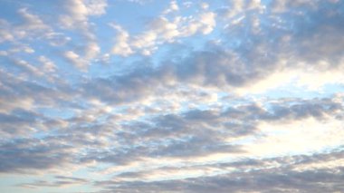 Gökyüzünde süzülen bulutlar. Görkemli bir manzara içinde görkemli bulutlar şafak vakti cennetin güzelliğine hayran olunması için ilham verir. Güneşin doğuşunun romantik havasıyla büyüleyici bir gökyüzü..