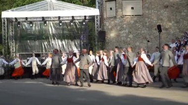 Dobele, Letonya - 27 Mayıs 2023. Halk dansçıları, Letonya 'nın geleneksel dans kültürü XXVII. Ulusal Letonya Şarkısı ve XVII Dans Festivali' nde konser verirler..