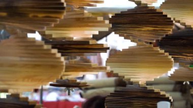 Tahta spiral rüzgar döndürücüler, açık hava pazarında sığ bir derinlik alanı soyut görüntüsü - ev bahçesi ya da bahçe dekorasyonu için en iyi el yapımı şeylerden biri.