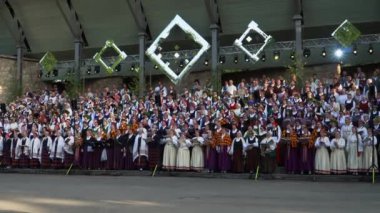 Dobele, Letonya - 27 Mayıs 2023. Geleneksel Letonyalı karışık koro şarkıcıları. Letonyalı halk koroları, XXVII Ulusal Letonya Şarkı Festivali öncesi konser sırasında klasik koro repertuarını sergilediler.
