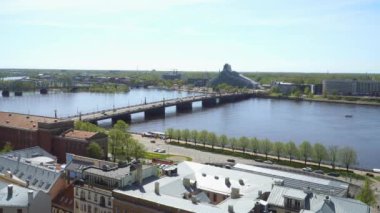 Letonya 'nın başkenti Riga güneşli bir bahar gününde hava manzaralı. Letonya Ulusal Kütüphanesi manzaralı kentsel mimari manzara.