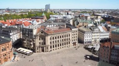 Güneşli bir günde hava manzaralı eski Riga kasabası manzarası. Letonya başkentinin mimari manzarası Kubbe Meydanı manzaralı ve ortaçağ tarihi yapıları en tepeden..