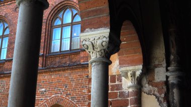 Riga Katedrali 'nin mimari unsurları kırmızı tuğladan bir görünüme sahiptir. Letonya 'da Riga Dome olarak bilinen bu olağanüstü yapı, Romanesk, erken dönem Gotik, Barok ve Art Nouveau stillerini harmanlıyor..