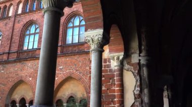 Riga Katedrali 'nin mimari unsurları kırmızı tuğladan bir perade içerir. Letonya 'da Riga Dome olarak bilinen bu olağanüstü yapı, Romanesk, erken dönem Gotik, Barok ve Art Nouveau stillerini harmanlıyor..