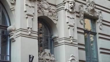 Riga 'nın Albert Caddesi' ndeki (Letonya) ünlü Art Nouveau binası cephesinin bu yakın çekimi Jugendstil mimari ve heykelsel unsurların eşsiz bir karışımını gözler önüne seriyor..