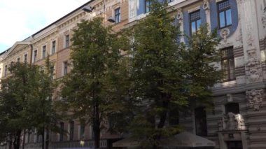Riga, Letonya - 29 Ağustos 2021. Jugendstil tarzı binalar, zarafet. Riga 'daki Elizabetes Sokağı 10B, Art Nouveau mimari güzelliğinin görüntüsü. Popüler bir gezi ve dönüm noktası..