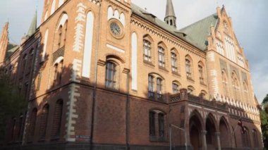 Letonya Sanat Akademisi - Neo-Gotik mimarinin çarpıcı bir örneği. Çetrefilli dış görünüşü onu Riga 'da göze çarpan bir dönüm noktası yapıyor. Bu binanın ön cephe detaylarının düşük açılı görünümüne bak.